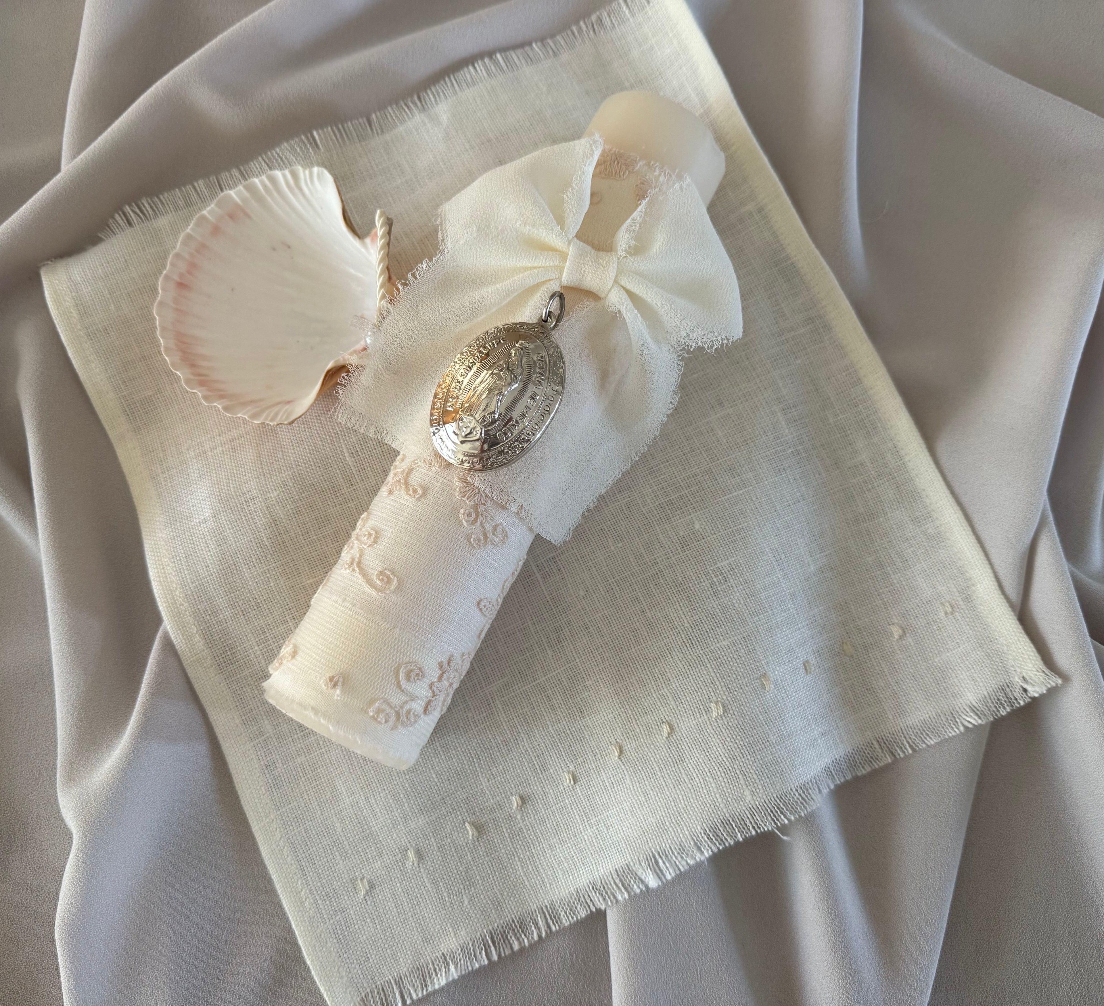 Kit Bautizo Colección Bordado Tul con Medalla Virgen Guadalupe Ovalada