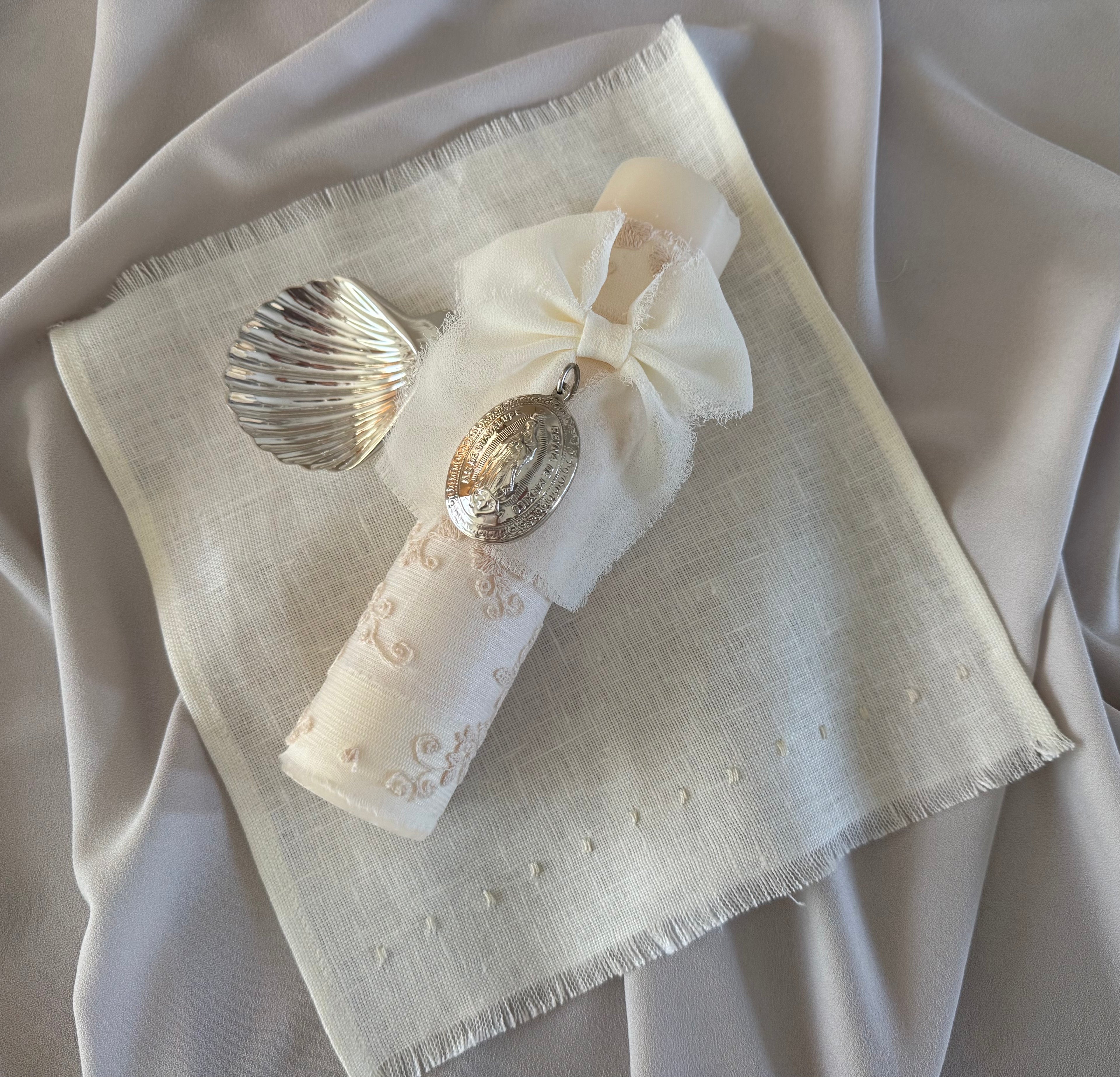 Kit Bautizo Colección Bordado Tul con Medalla Virgen Guadalupe Ovalada