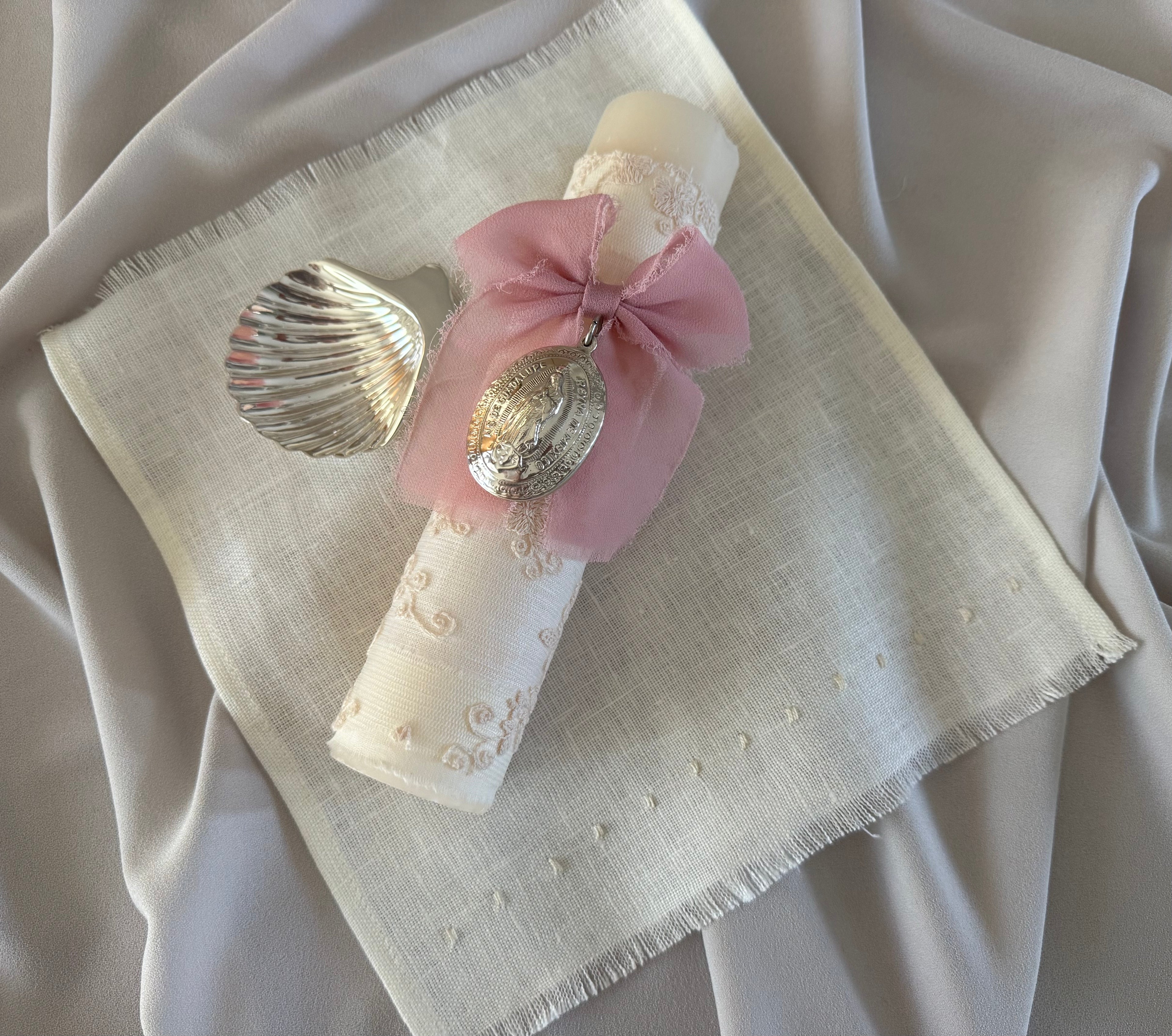 Kit Bautizo Colección Bordado Tul con Medalla Virgen Guadalupe Ovalada