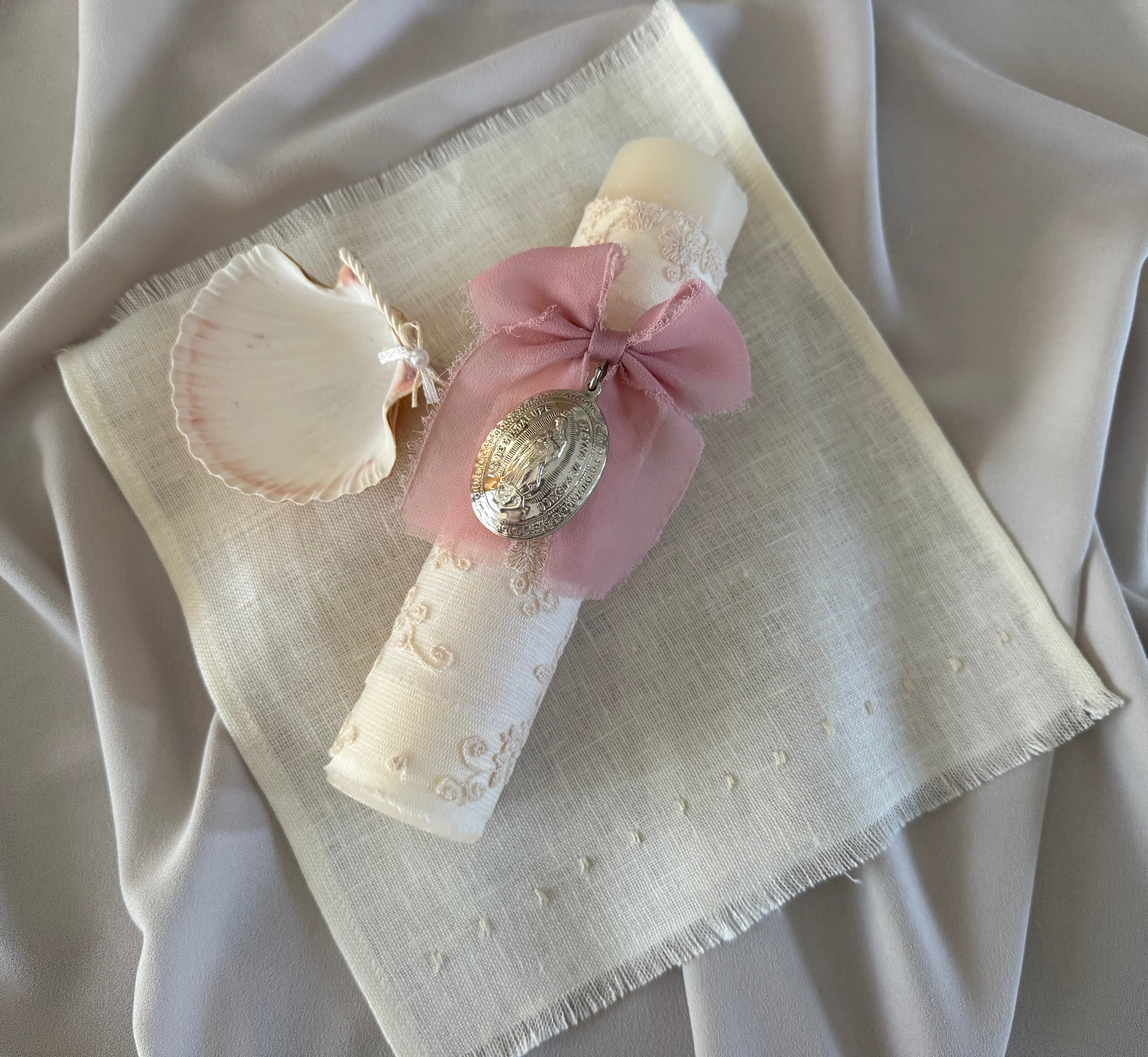 Kit Bautizo Colección Bordado Tul con Medalla Virgen Guadalupe Ovalada