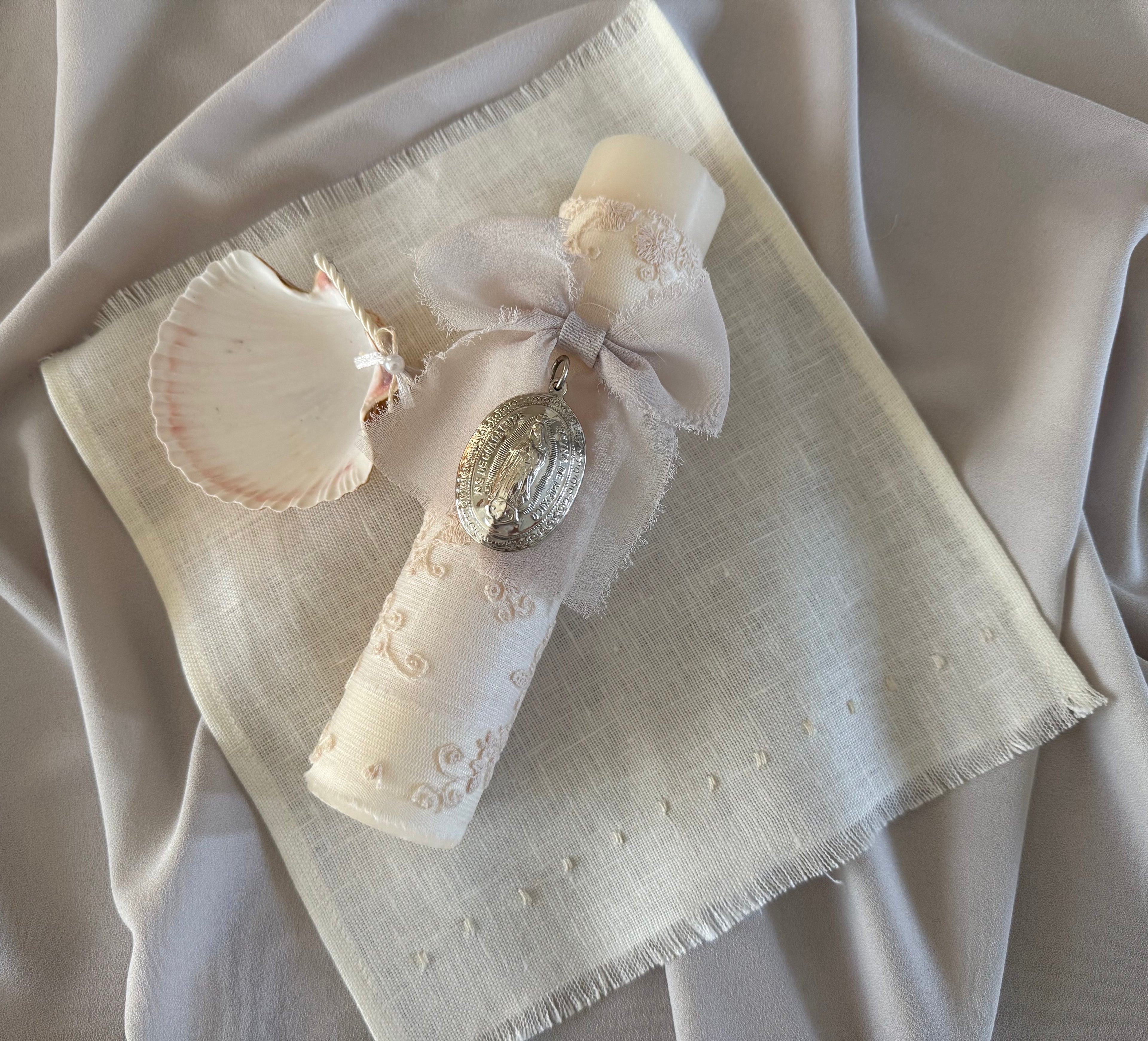 Kit Bautizo Colección Bordado Tul con Medalla Virgen Guadalupe Ovalada