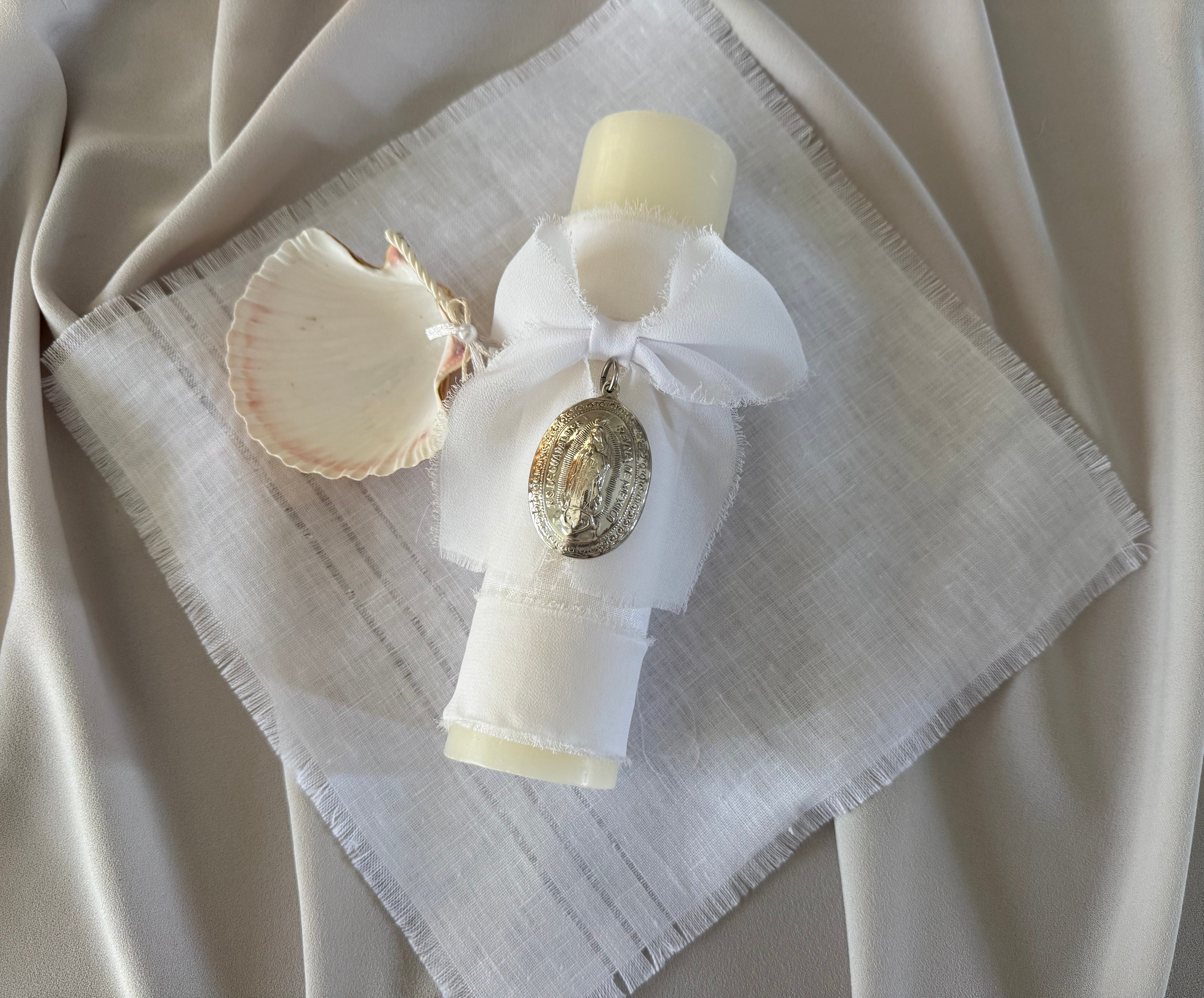 Kit Bautizo Colección Bordado Tul con Medalla Virgen Guadalupe Ovalada