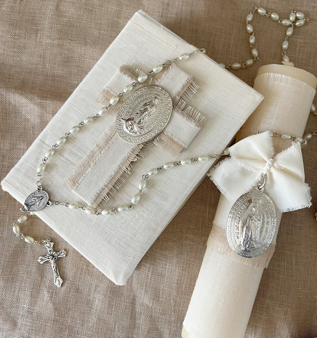 Kit Primera Comunión Lino LUX con CRUZ Madera y Placa  y Medalla Grande Virgen de Guadalupe Ovalada 5cms.