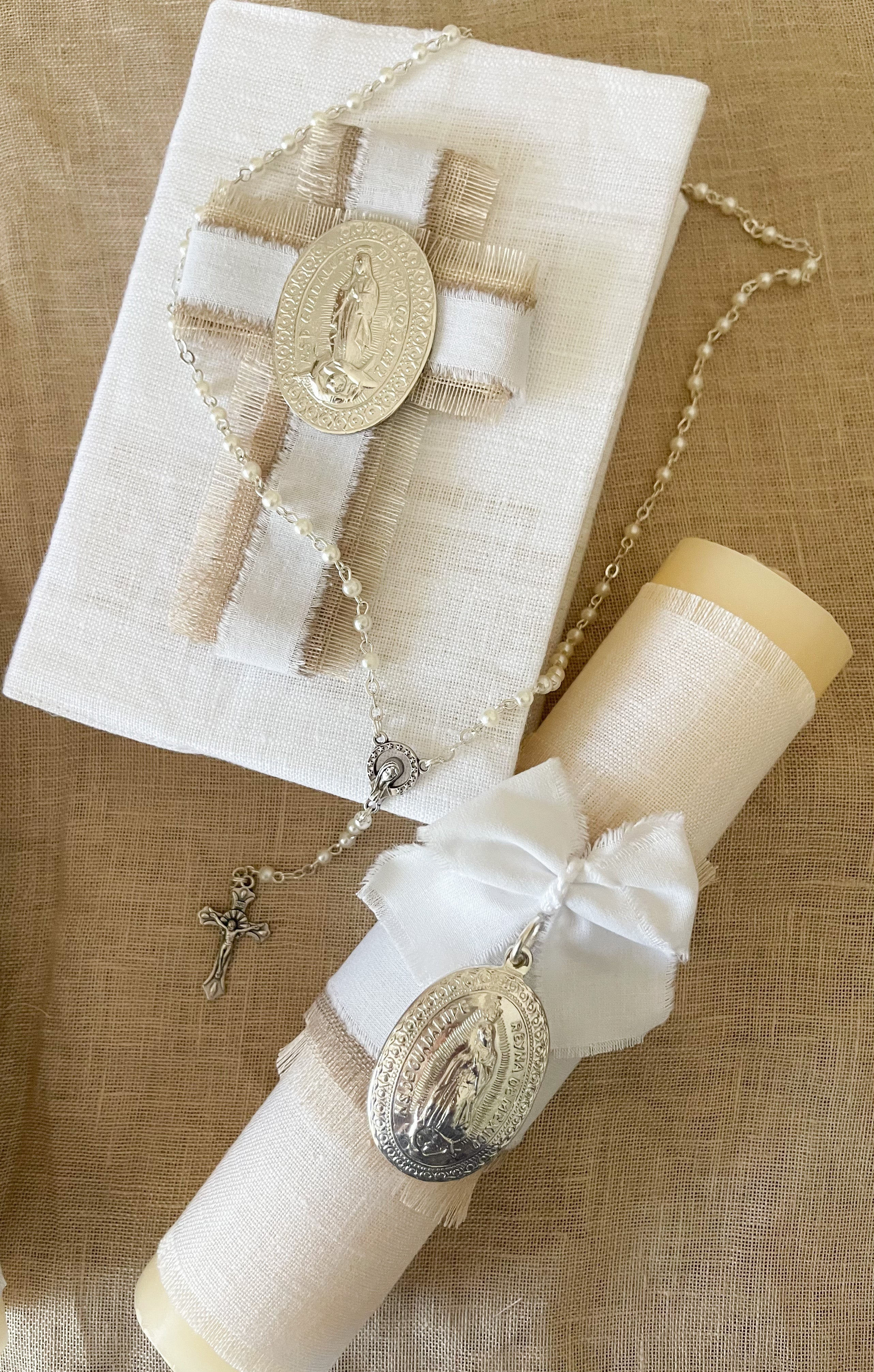 Kit Primera Comunión Lino LUX con CRUZ Madera y Placa  y Medalla Grande Virgen de Guadalupe Ovalada 5cms.