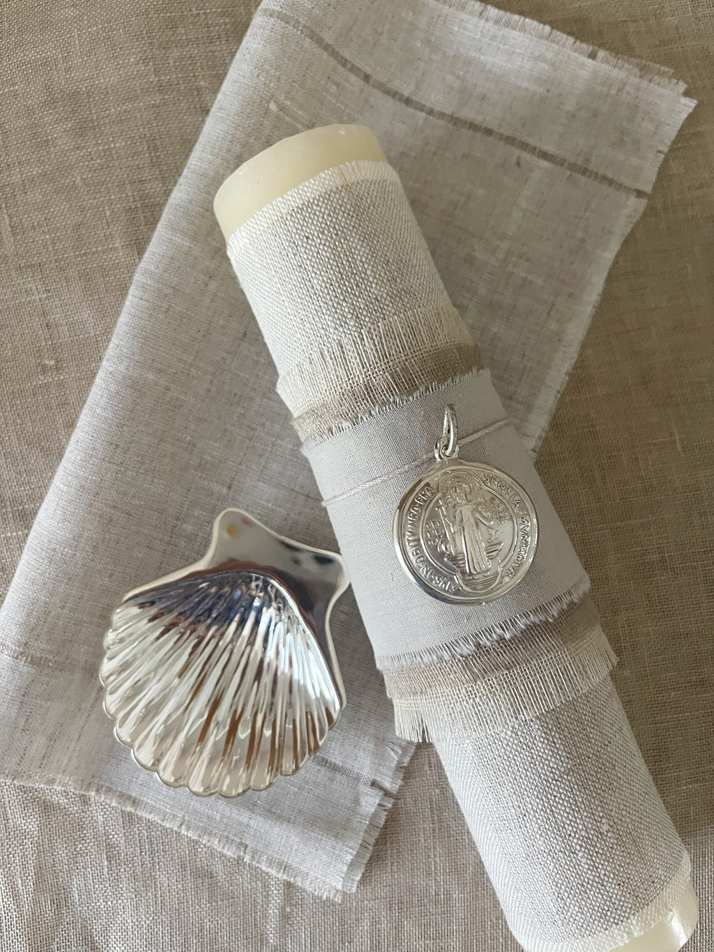 Kit Bautizo Lino LUX Medalla San Benito