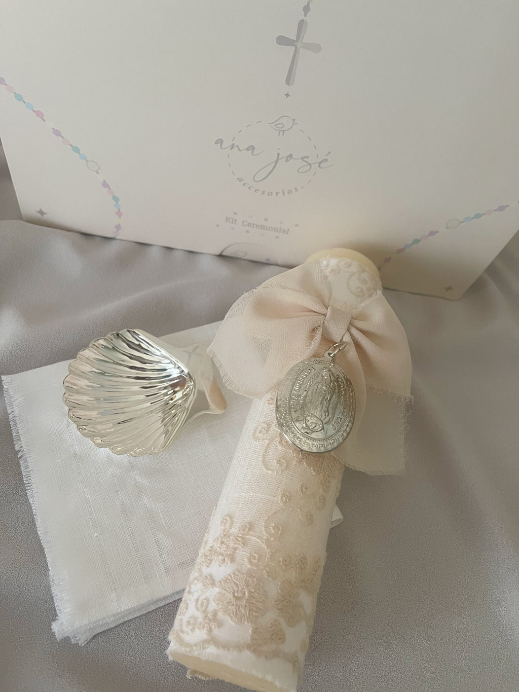 Kit Bautizo Colección Bordado Tul con Medalla Virgen Guadalupe Ovalada