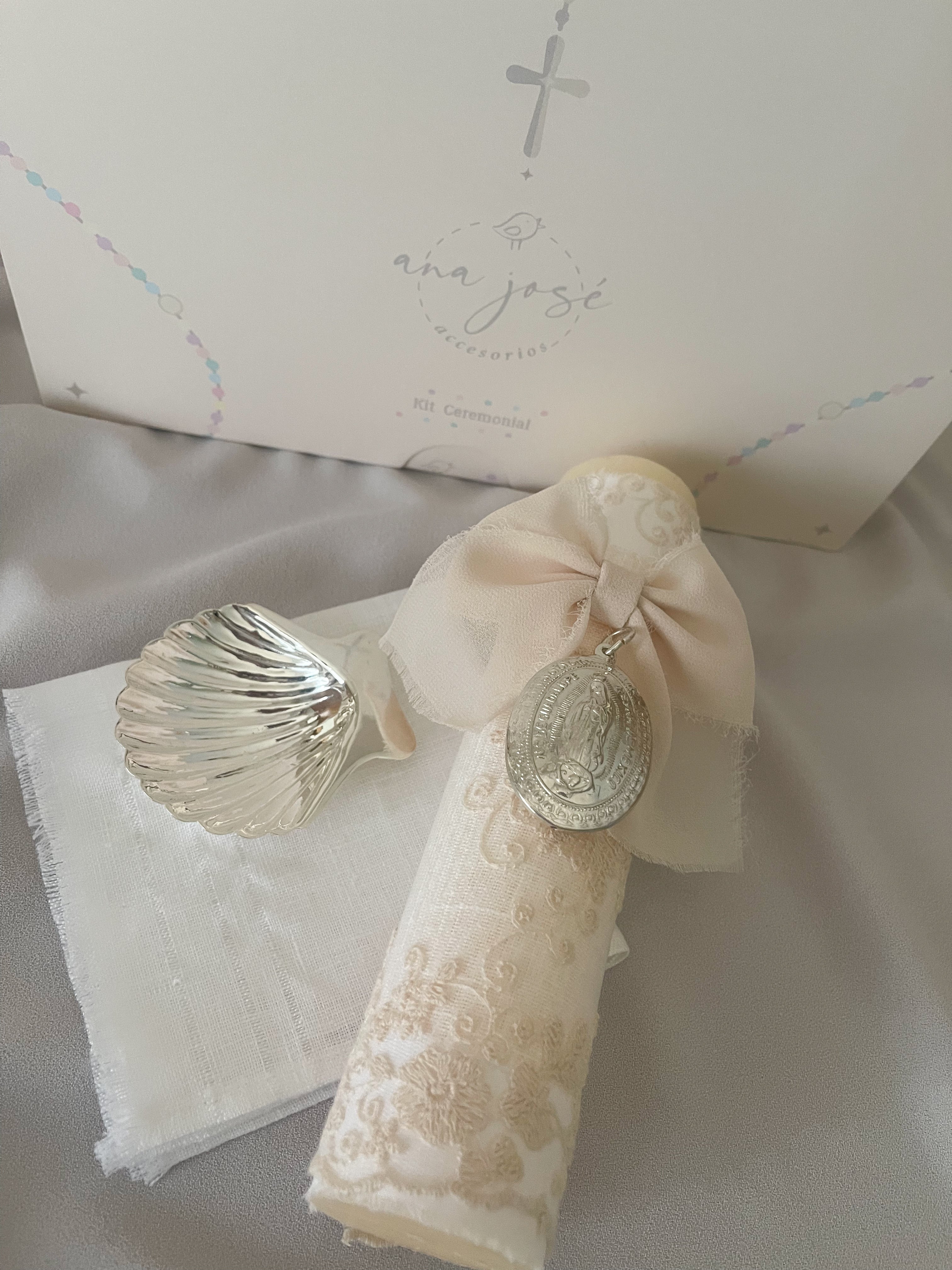 Kit Bautizo Colección Bordado Tul con Medalla Virgen Guadalupe Ovalada