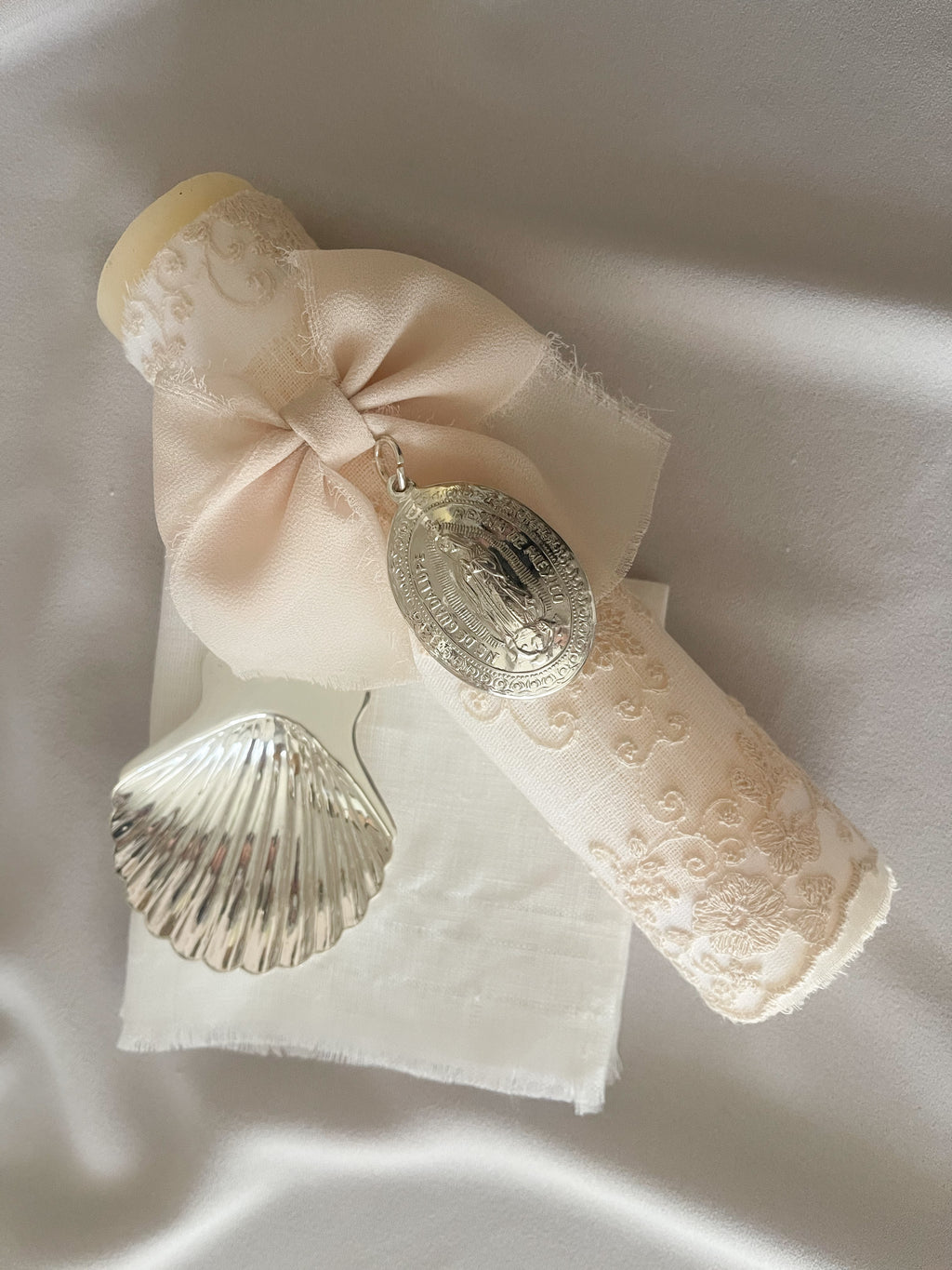 Kit Bautizo Colección Bordado Tul con Medalla Virgen Guadalupe Ovalada