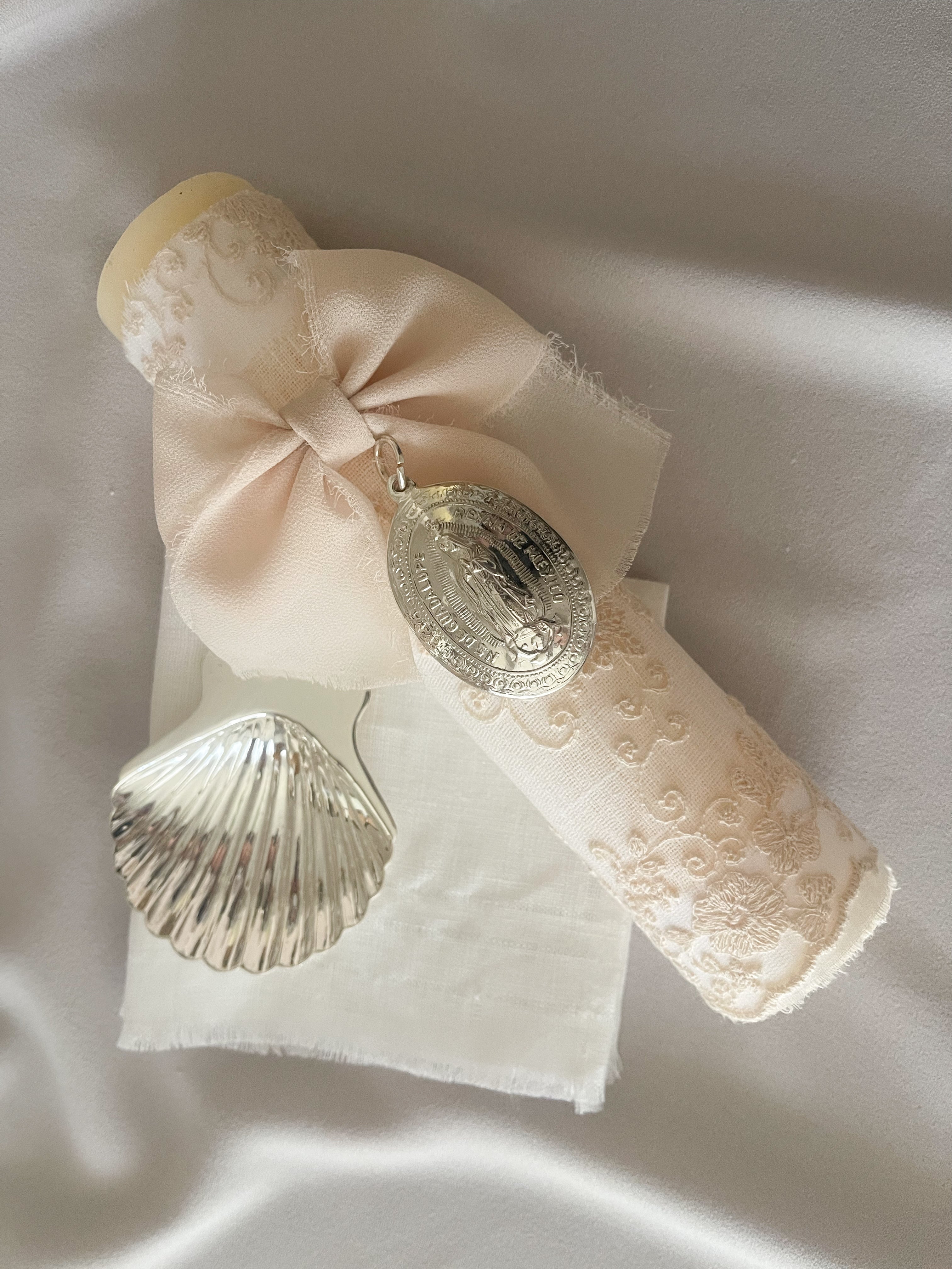Kit Bautizo Colección Bordado Tul con Medalla Virgen Guadalupe Ovalada