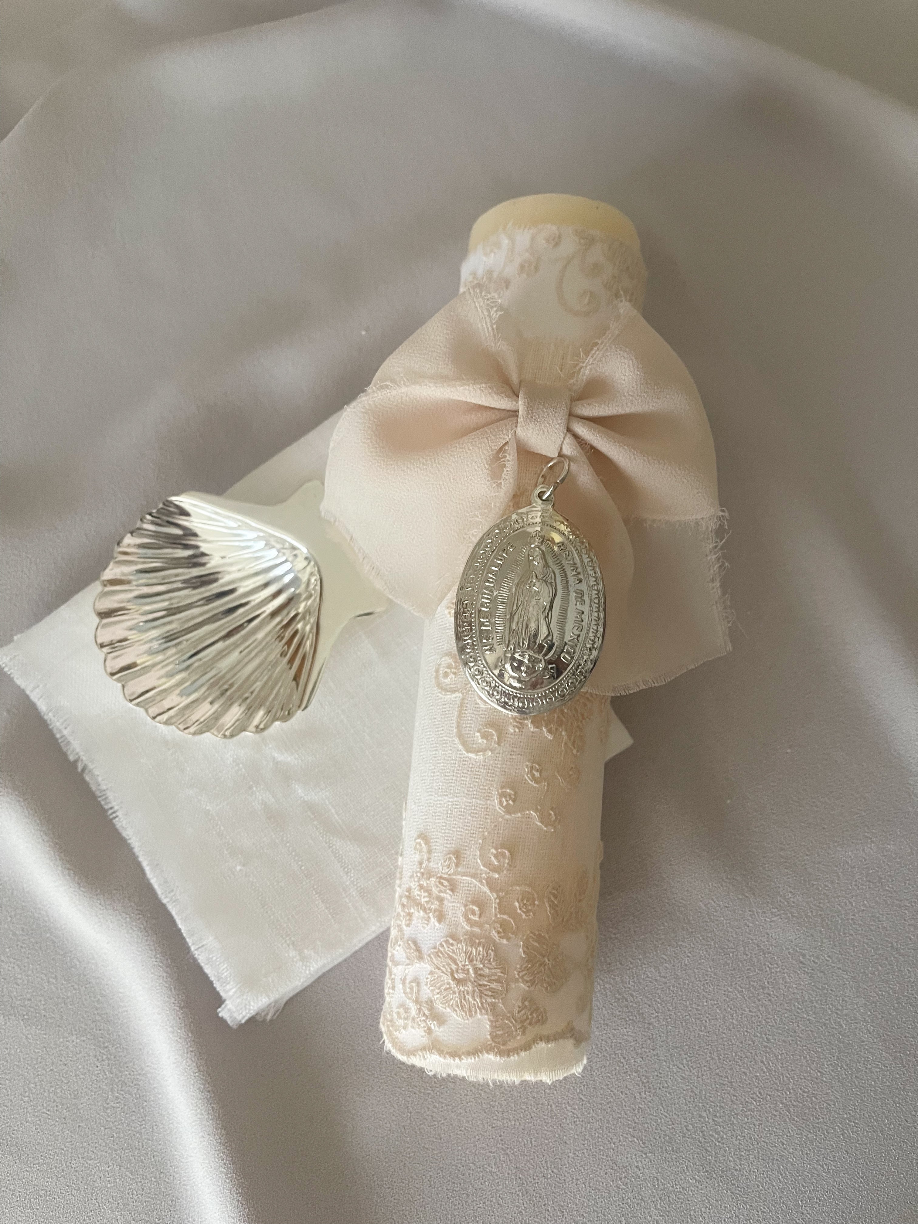 Kit Bautizo Colección Bordado Tul con Medalla Virgen Guadalupe Ovalada