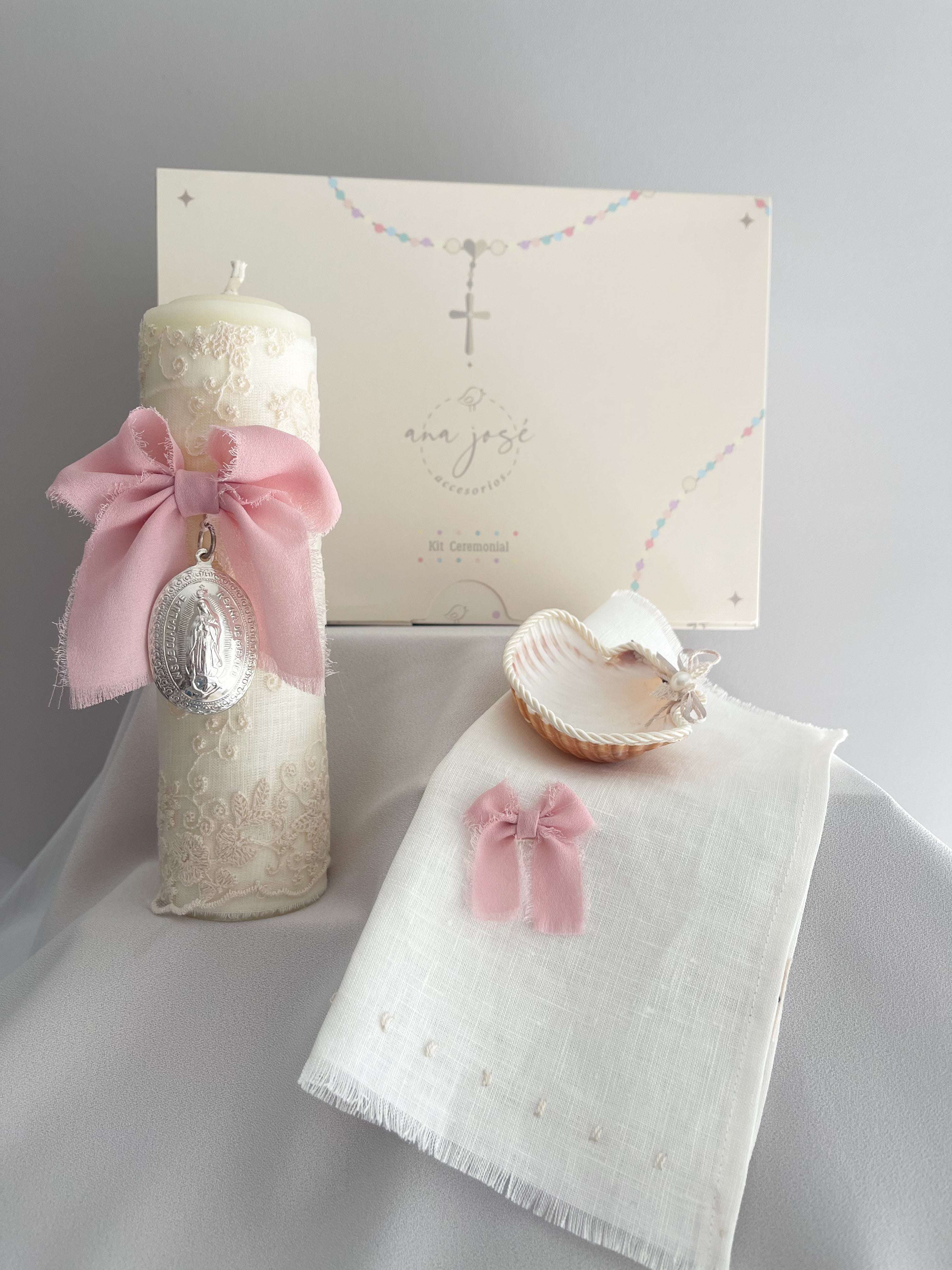 Kit Bautizo Colección Bordado Tul con Medalla Virgen Guadalupe Ovalada