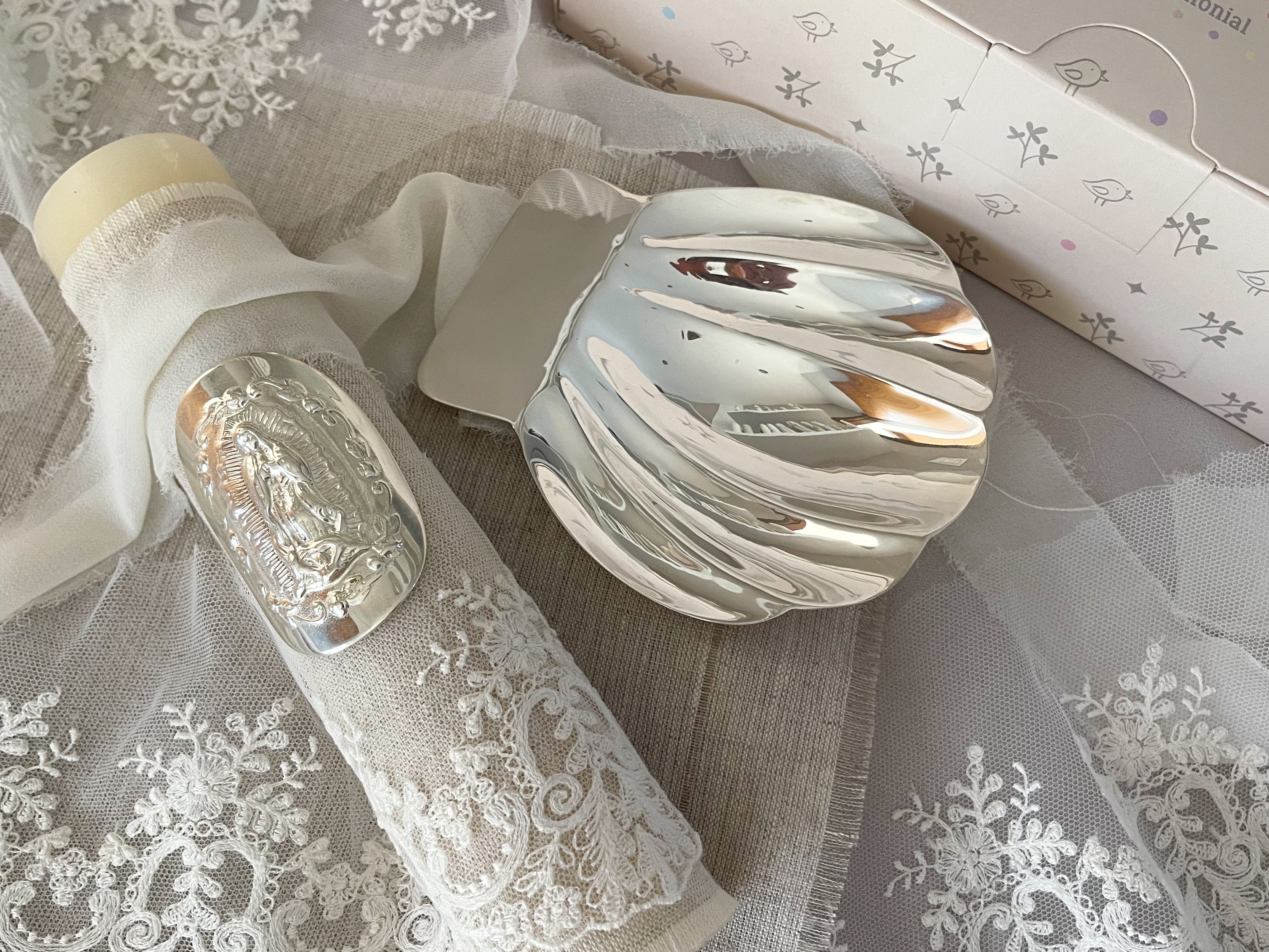 Kit Bautizo Tul Bordado Español Garden Rose con Placa Virgen de Guadalupe