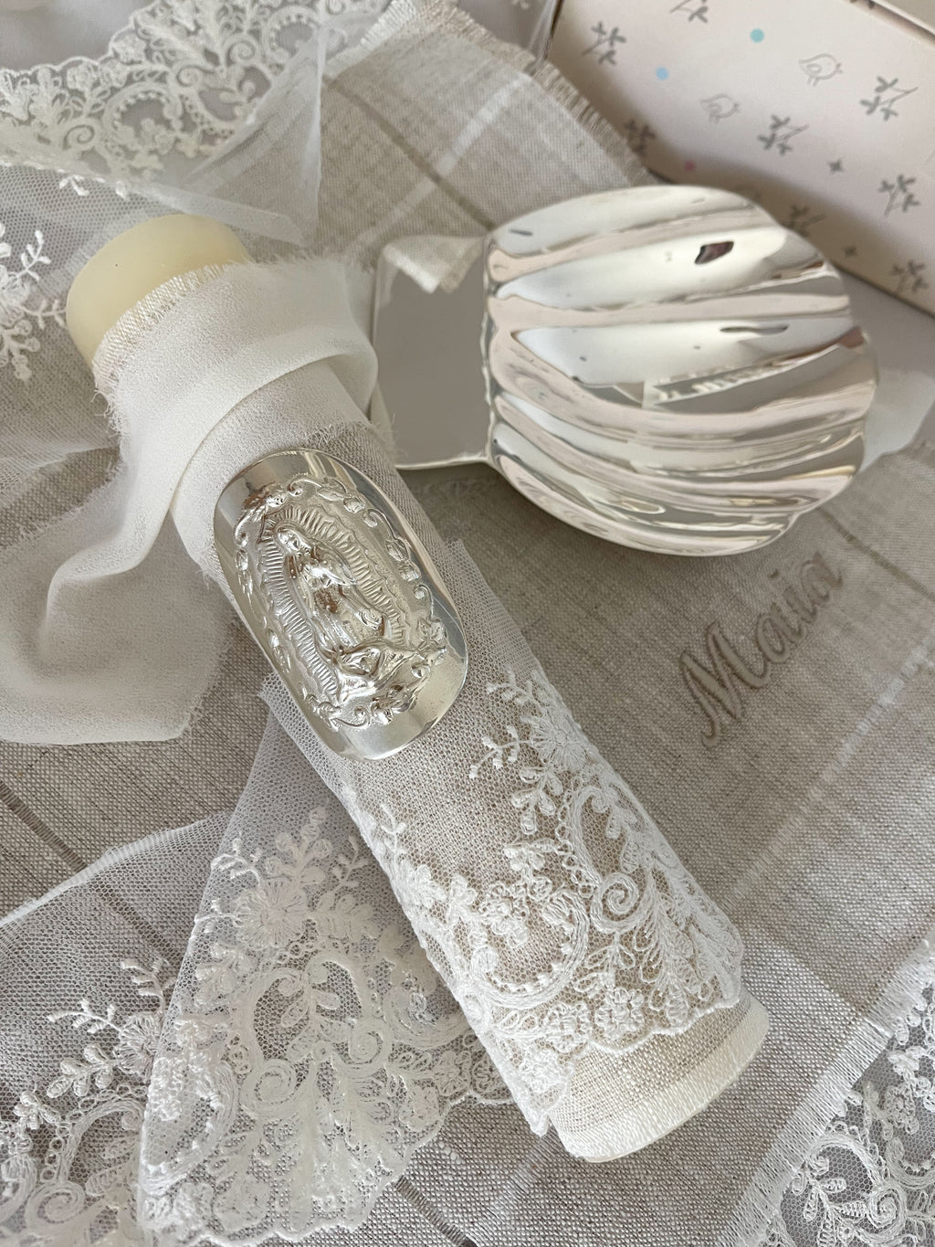 Kit Bautizo Tul Bordado Español Garden Rose con Placa Virgen de Guadalupe