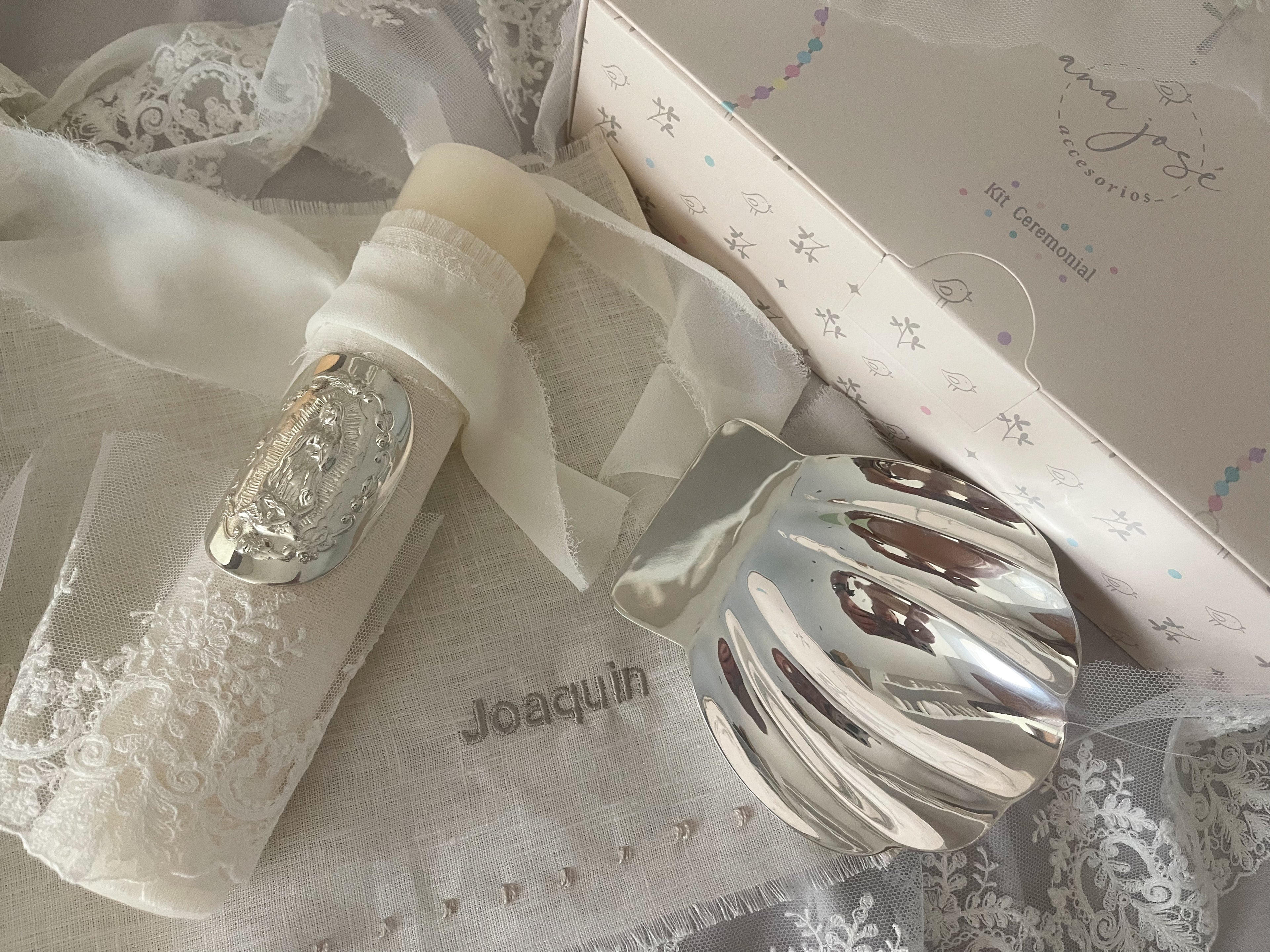 Kit Bautizo Tul Bordado Español Garden Rose con Placa Virgen de Guadalupe