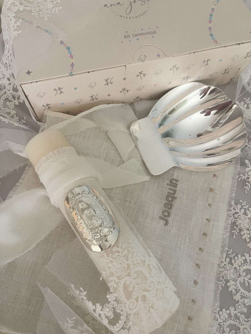 Kit Bautizo Tul Bordado Español Garden Rose con Placa Virgen de Guadalupe