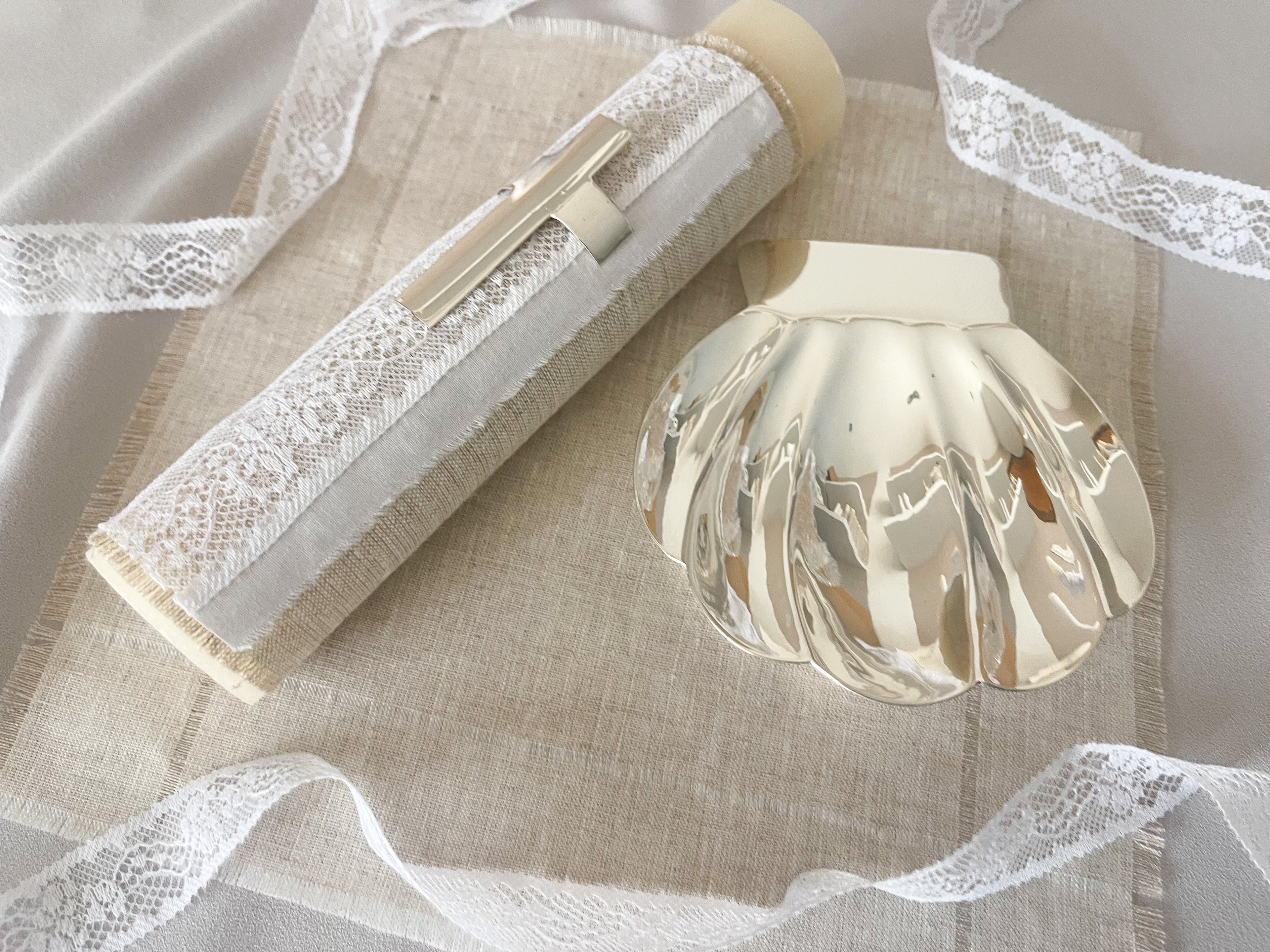 Kit Bautizo Colección Puntilla Española con placa de CRUZ en baño de Plata