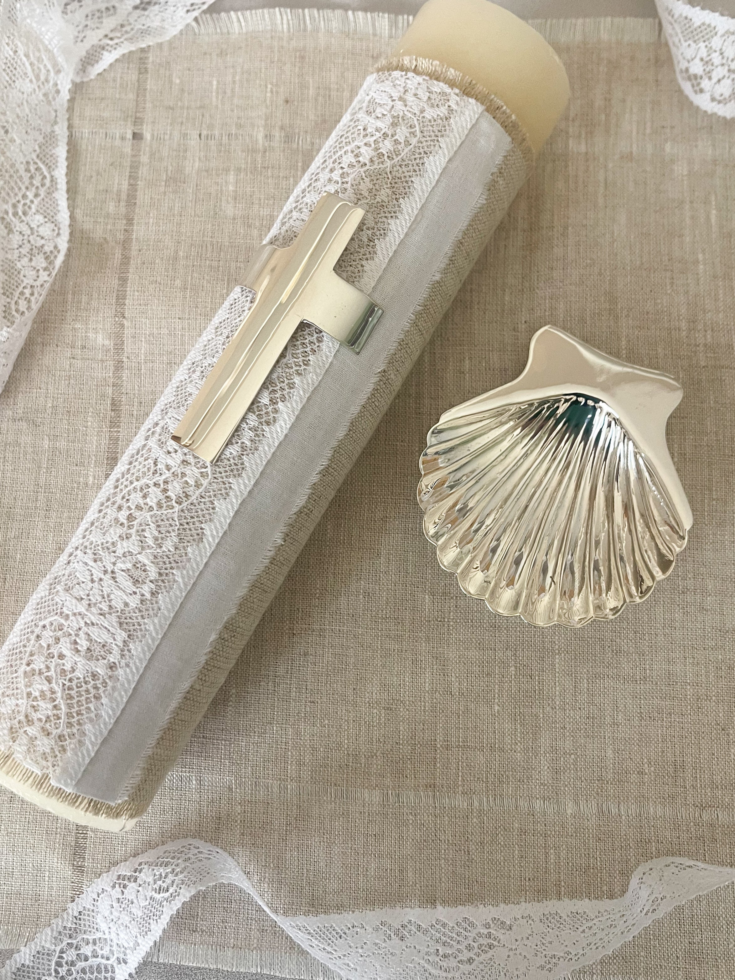 Kit Bautizo Colección Puntilla Española con placa de CRUZ en baño de Plata