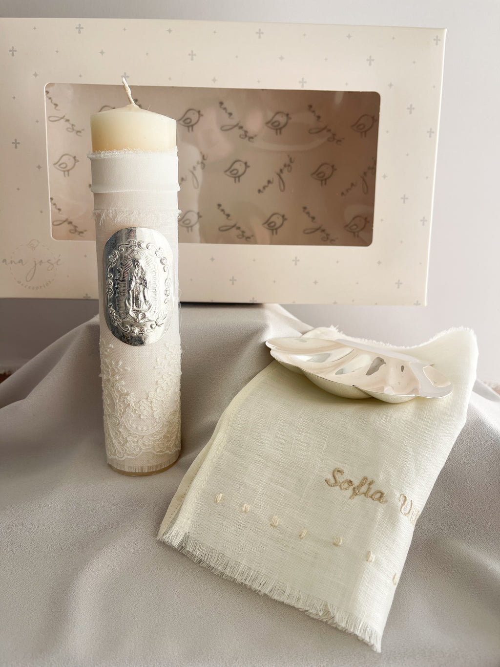 Kit Bautizo Tul Bordado Español Garden Rose con Placa Virgen de Guadalupe