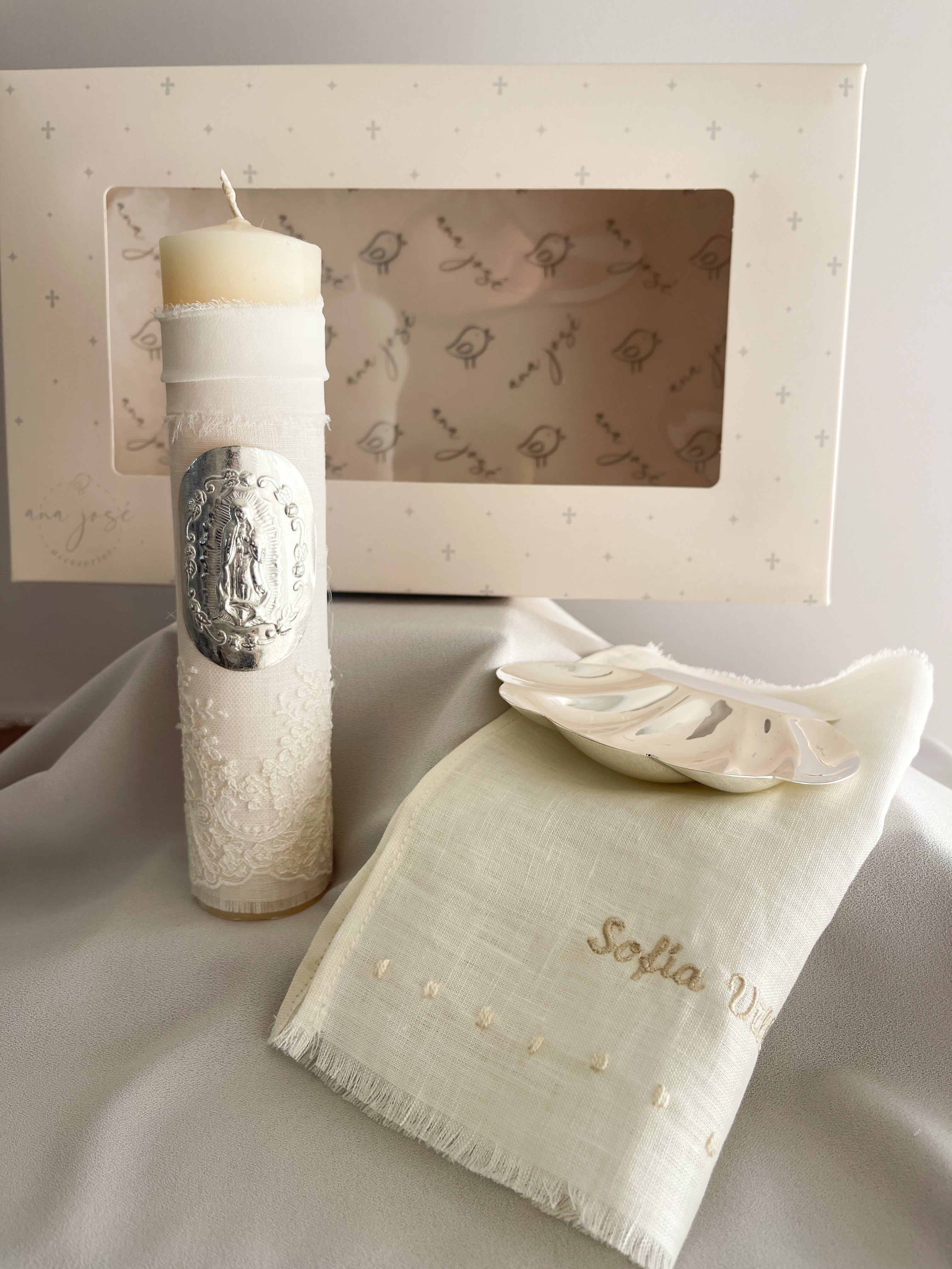 Kit Bautizo Tul Bordado Español Garden Rose con Placa Virgen de Guadalupe