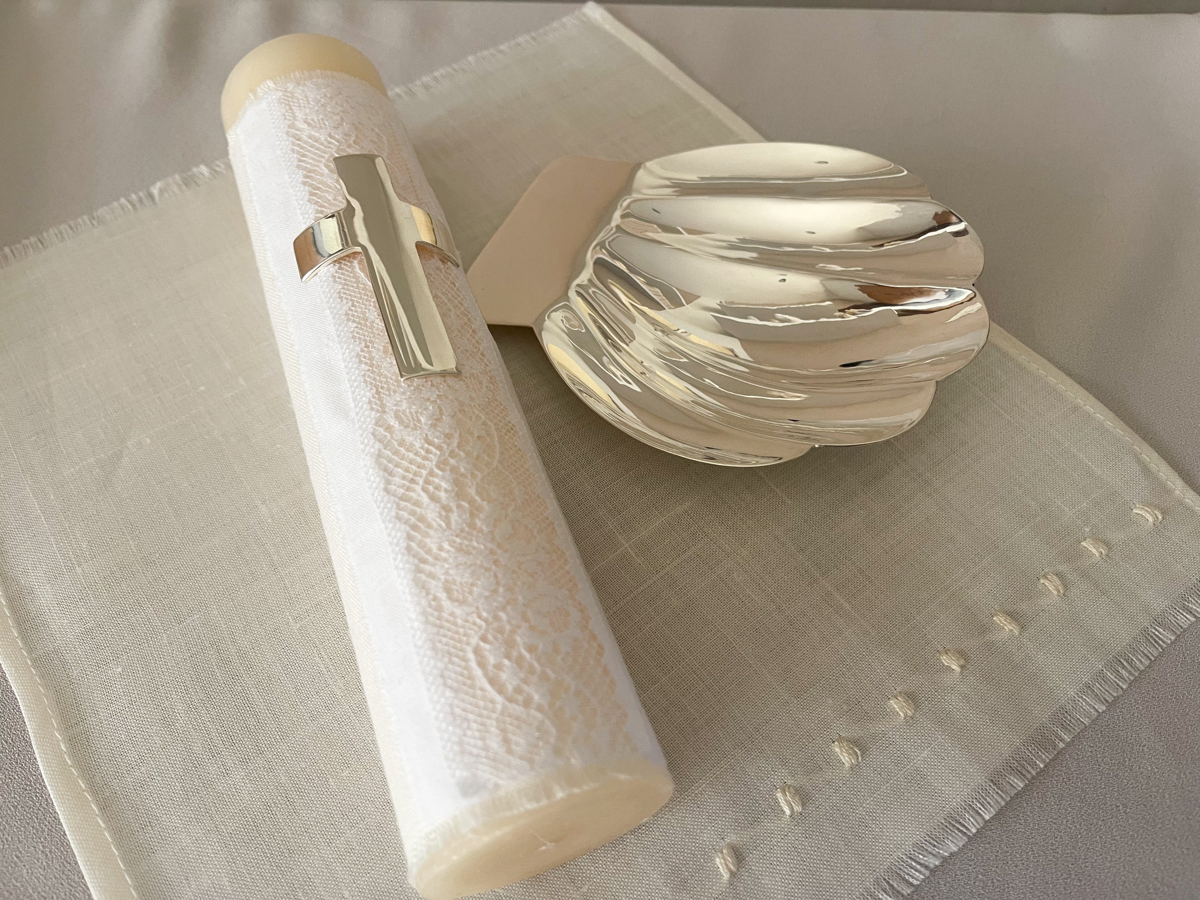 Kit Bautizo Colección Puntilla Española con placa de CRUZ en baño de Plata