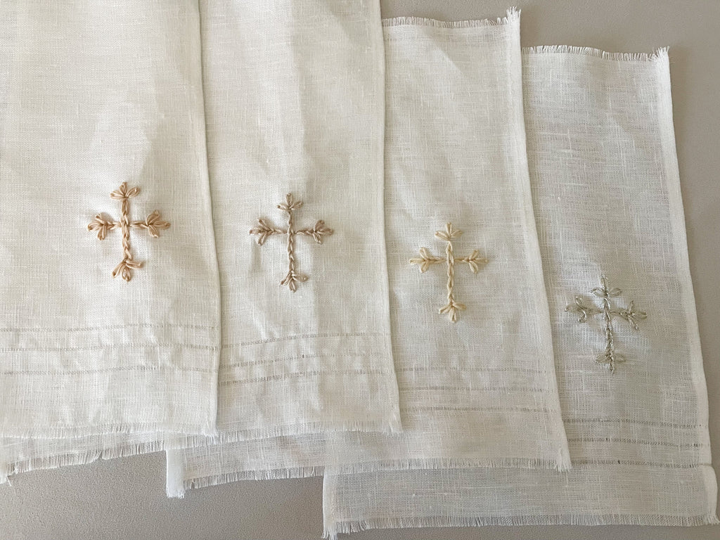 Kit Bautizo Colección PEONY Bordado Tul Español con Medalla Virgen Guadalupe 5cms Redonda