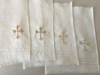 Kit Bautizo Colección PEONY Bordado Tul Español con Medalla Virgen Guadalupe 5cms Redonda