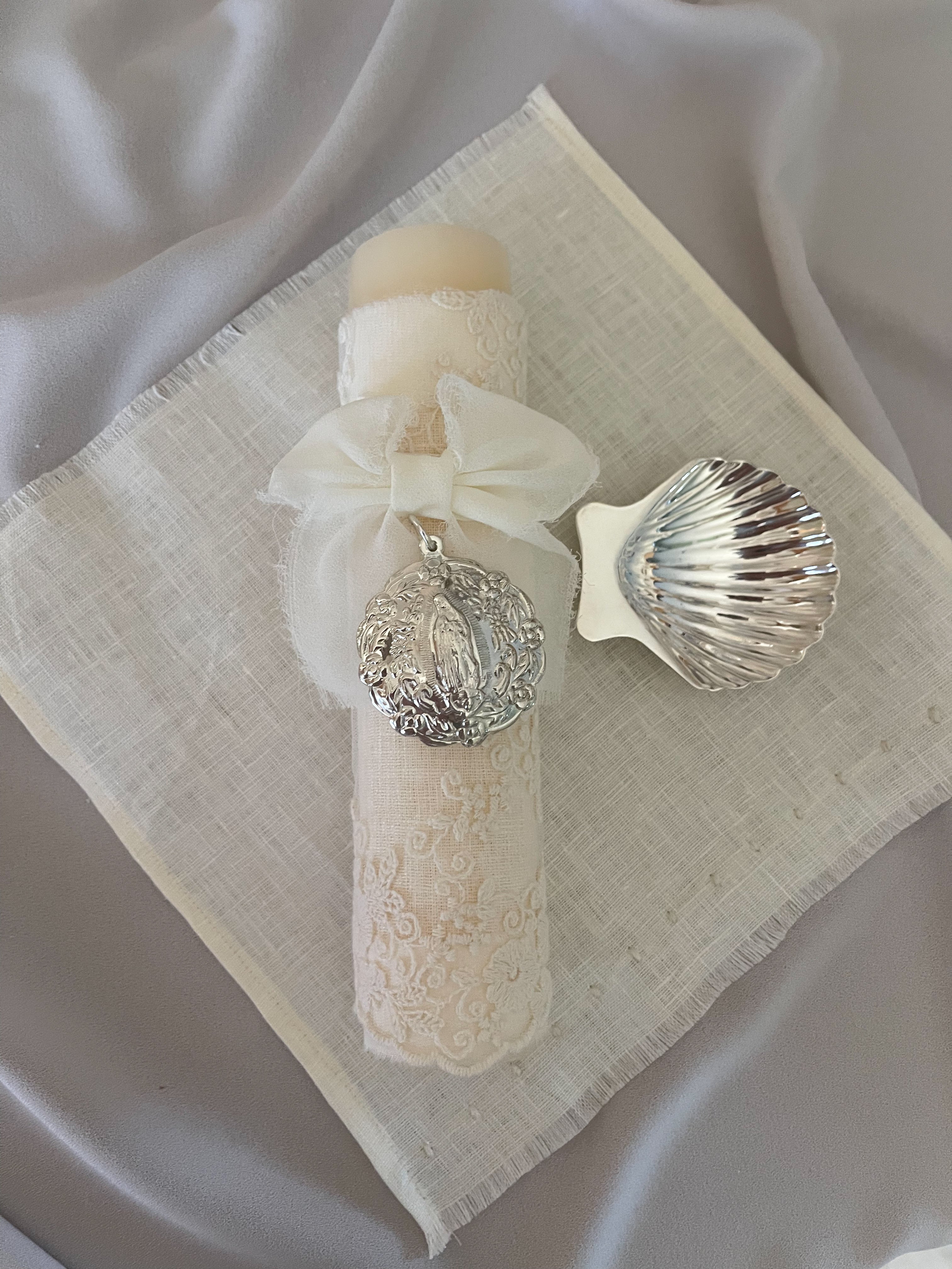 Kit Bautizo Colección Bordado Tul Medalla Virgen Guadalupe Redonda