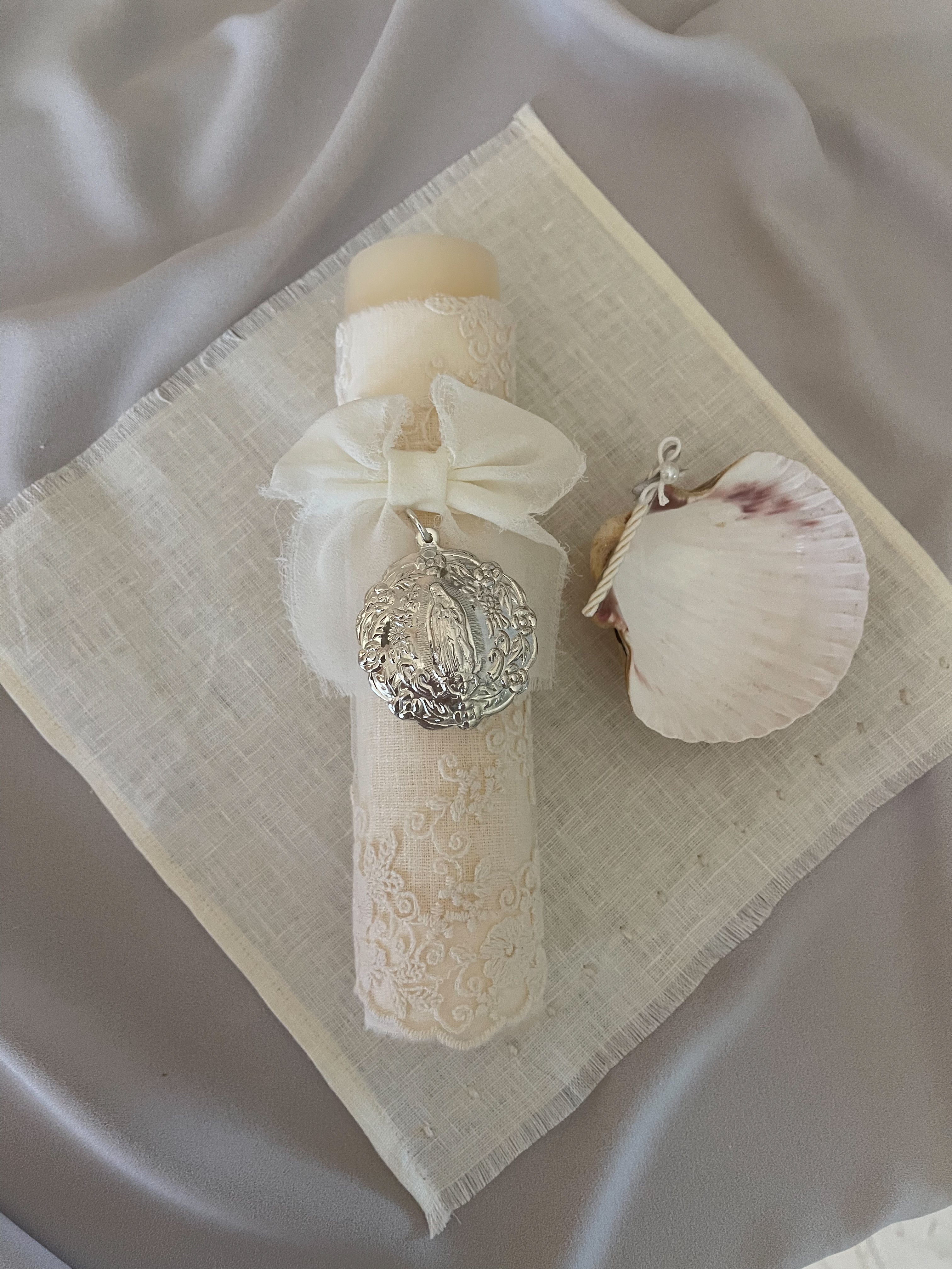 Kit Bautizo Colección Bordado Tul Medalla Virgen Guadalupe Redonda
