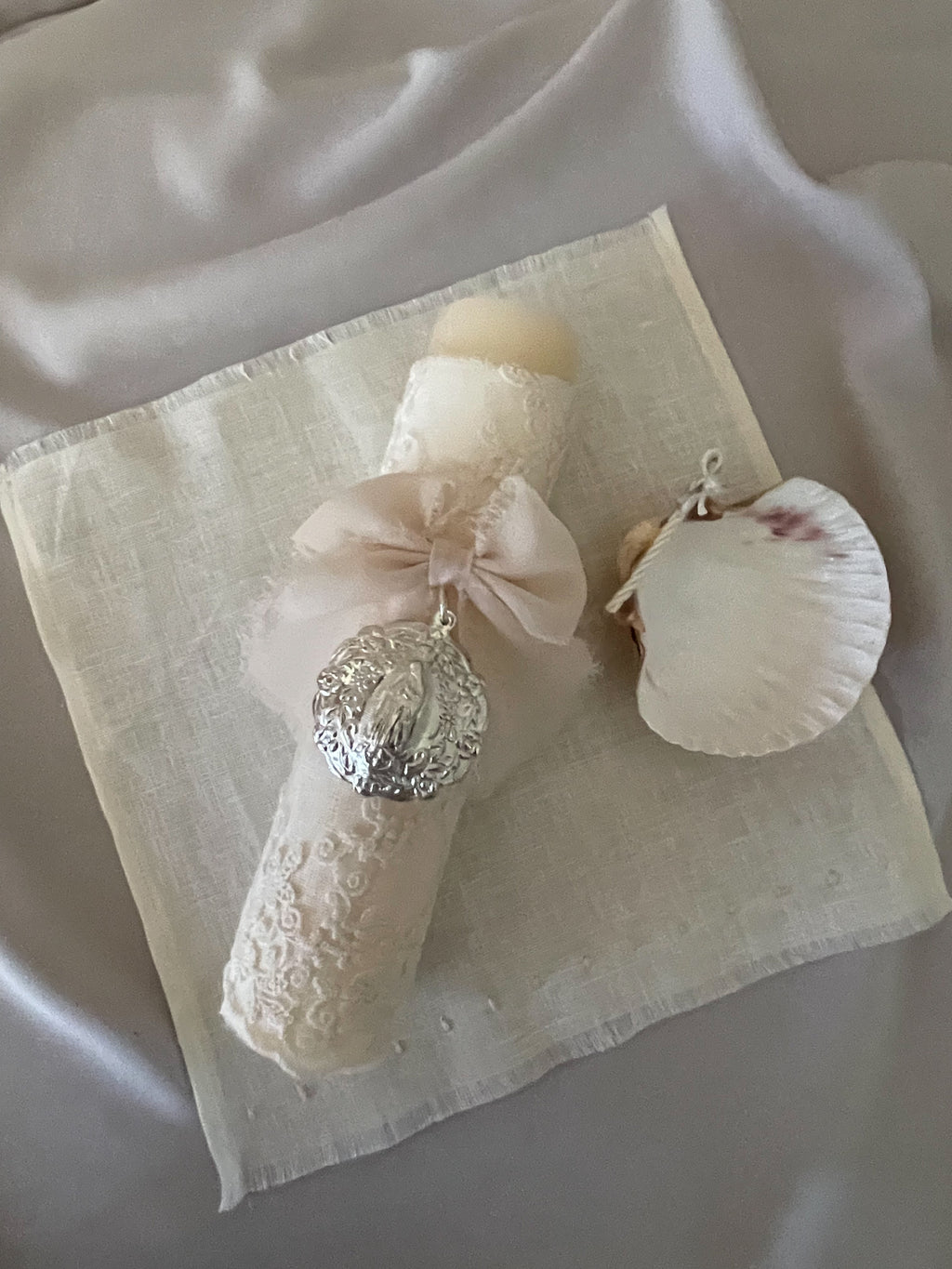 Kit Bautizo Colección Bordado Tul Medalla Virgen Guadalupe Redonda