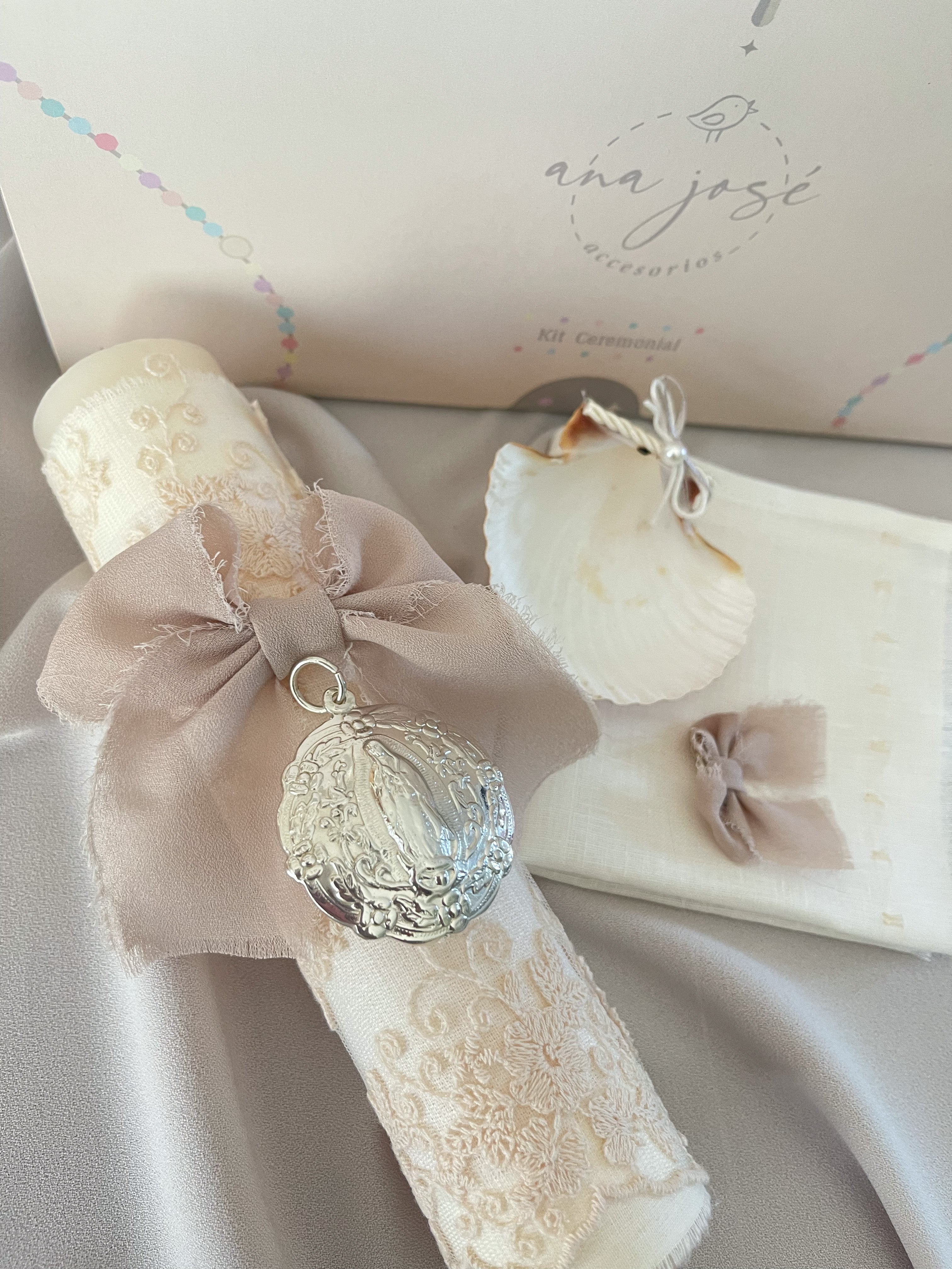 Kit Bautizo Colección Bordado Tul Medalla Virgen Guadalupe Redonda