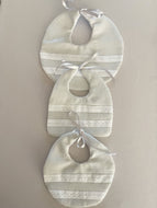 Babero Piqué Español Liso con Tira Bordada Entre Dos